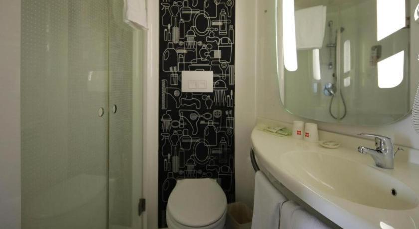 Ibis Expo Dongming Road Metro Station Hotel 3*