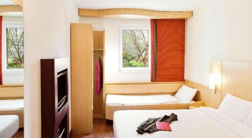 Hotel Ibis Expo Dongming Road Metro Station