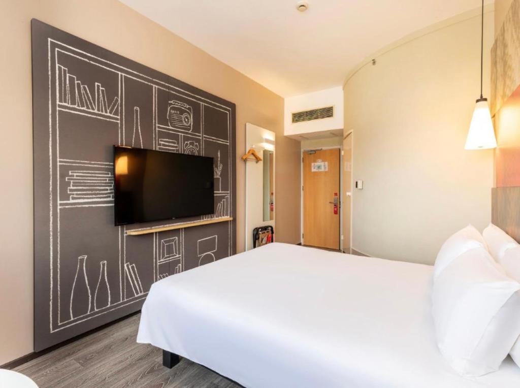 Hotel Ibis Expo Dongming Road Metro Station