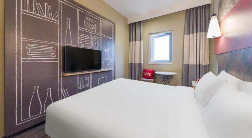 Ibis Expo Dongming Road Metro Station 3*