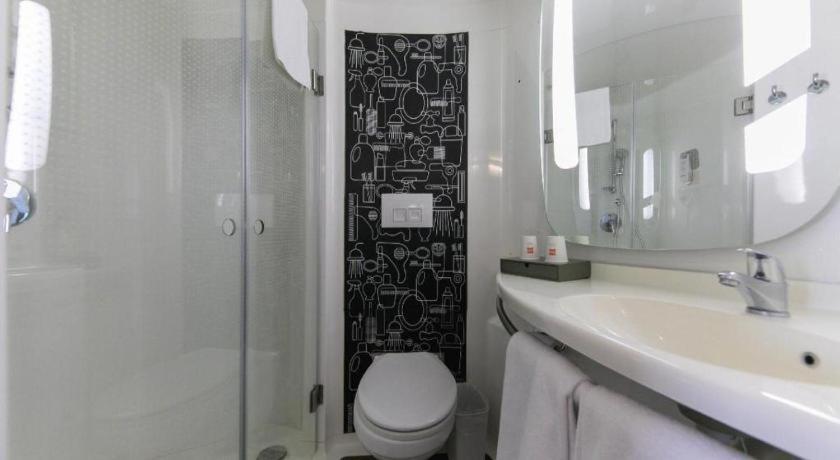 Ibis Expo Dongming Road Metro Station 3*